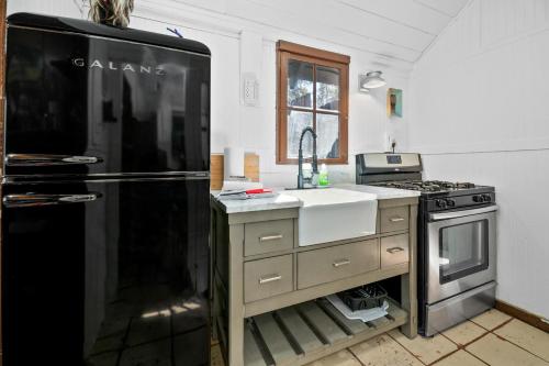 Finns Fish Camp - Walking distance to Lake and Village! Back patio with barbecue, fully fenced yard! in Big Bear Lake, USA