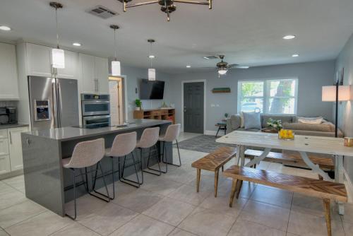 B&B Naples - Salt Water Heated Pool Home with a Tiki Bar, a Garage Game Room and 4 Bikes - Bed and Breakfast Naples