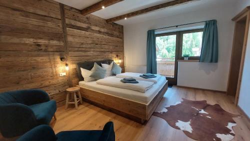 1 queen bed, 1 twin bed