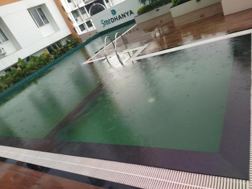 Luxurious Apartment with a pool and gym near Trivandrum railway station - image 5