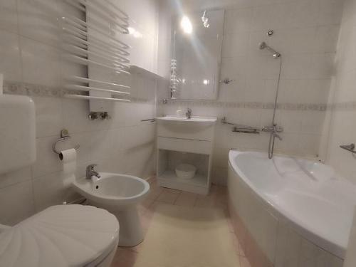 Bathroom, A Kis Tobias Gastro & Wellness Villa in Eger