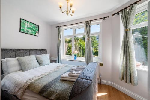 Lovely garden apartment in Wimbledon Town Centre with private parking by Wimbledon Holiday Lets