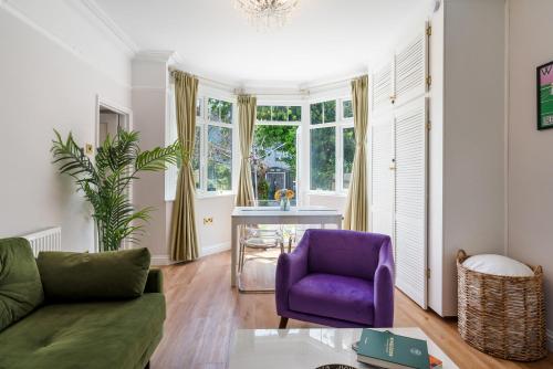 Wimbledon Town Centre Garden Apartment with private parking - Sleeps 5, London (photo 3)