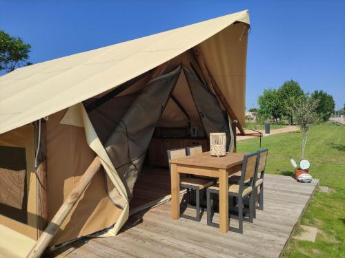 Tente Lodge pour 5 personnes en bordure de la rivière Allier