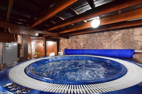 Pezsgőfürdő, Villa Joe in Pki'in