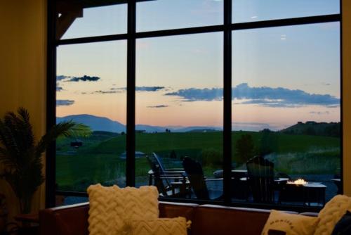 Ridgeline Retreat - beautiful getaway with views