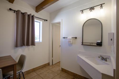 White House Inn - image 10