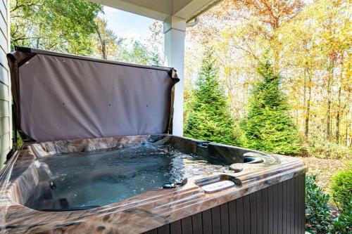 Fun West Knox Pad~ Hot Tub~ Neon Game Room~ Arcade in Knoxville, USA