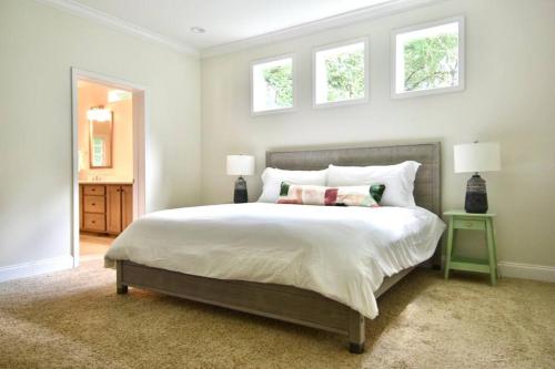 Fun West Knox Pad~ Hot Tub~ Neon Game Room~ Arcade