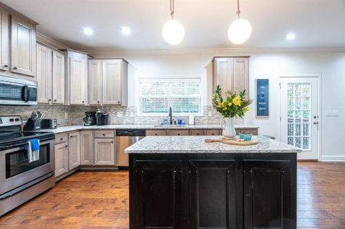 Fun West Knox Pad~ Hot Tub~ Neon Game Room~ Arcade