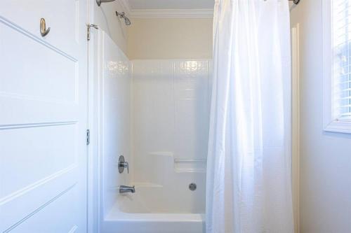 Fun West Knox Pad~ Hot Tub~ Neon Game Room~ Arcade