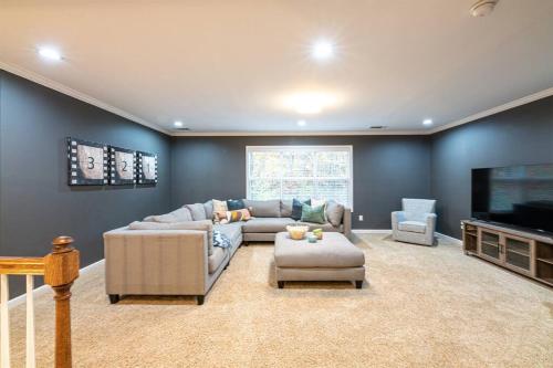 Fun West Knox Pad~ Hot Tub~ Neon Game Room~ Arcade