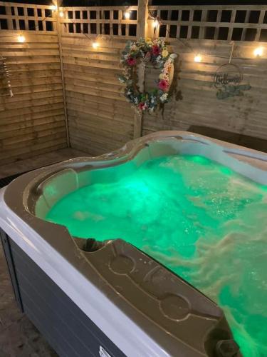 Paddock Pod - Sleeps 4 & Roofed Over Private Hot Tub