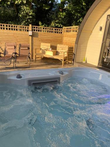 Paddock Pod - Sleeps 4 & Roofed Over Private Hot Tub