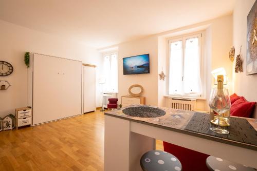  PortaTorre Suite, a Charming apartment in the Heart of Como, Free Private Parking, Air Conditioning in Como