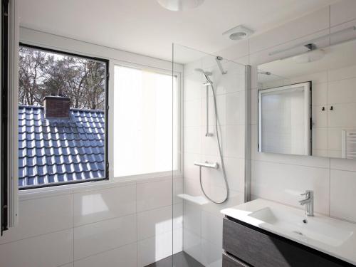 Fürdőszoba, Holiday Home in Mook near Mookerheide in Verspreide huizen Bisselt