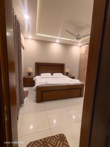 AQZ One-Bedroom apartment - image 2