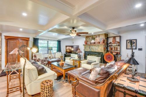Whimsical Athens Home - 3 Mi to Sanford Stadium in Athens, USA