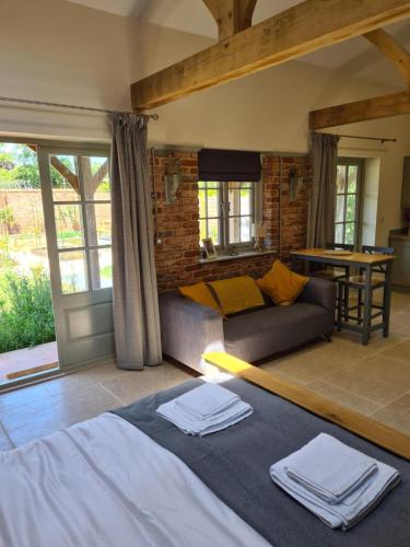 Dragonfly cottage in Littledown and Iford