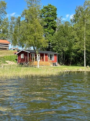 Sommarstuga med sjötomt och brygga