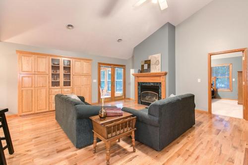 Lakefront Home, lake views, 7 Queen Beds, Casual Elegance, Scrapbooking! in Deerwood, USA