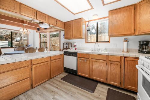 5 Kerns Kabin - Charming two-story cabin within walking distance to Bear Mountain! in Big Bear Lake, USA