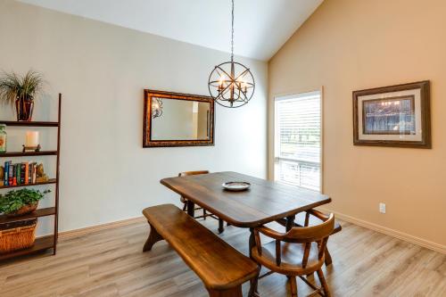 6 Mi to Downtown Flagstaff Townhome with Deck detail
