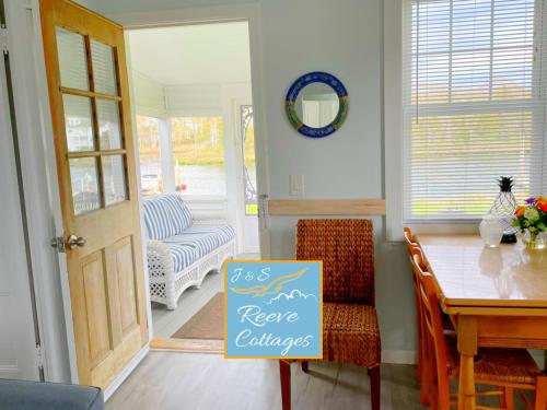 Premier Waterfront Cottage 2 in 羅克科爾 (CT)