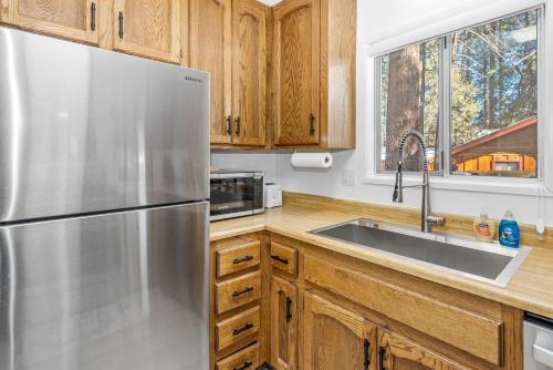 Moonridge Vibes - Walk to Bear Mountain, Alpine Zoo, and Hiking Trails! in Big Bear Lake, USA
