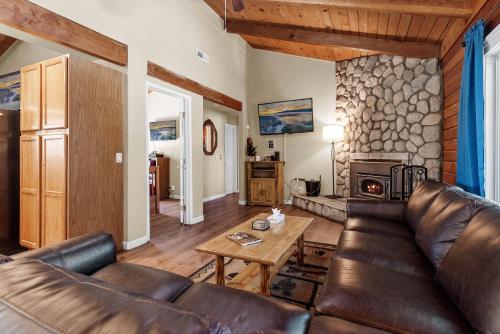 Moonridge Memories - A perfect mountain escape with all the comforts of home! Hot tub and more! in Big Bear Lake, USA
