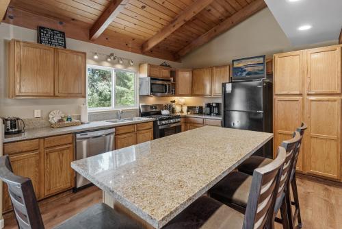 Moonridge Memories - A perfect mountain escape with all the comforts of home! Hot tub and more! in Big Bear Lake, USA