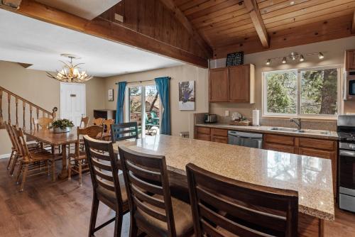 Moonridge Memories - A perfect mountain escape with all the comforts of home! Hot tub and more! in Big Bear Lake, USA