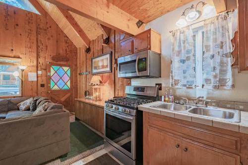 Moonridge Hideaway -Adorable, picture perfect cabin with a beautiful fireplace! in Big Bear Lake, USA