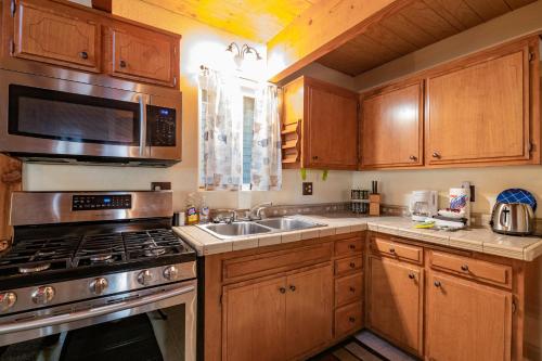 Moonridge Hideaway -Adorable, picture perfect cabin with a beautiful fireplace! in Big Bear Lake, USA