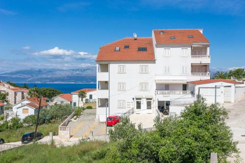 Apartments with a parking space Sutivan, Brac - 20959