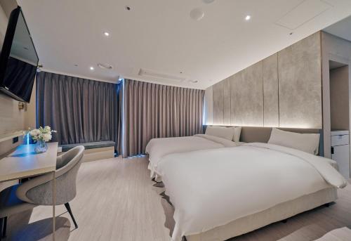 1 double bed, 1 twin bed