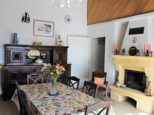 Gîte Mazeyrolles, 3 pièces, 4 personnes - FR-1-616-165