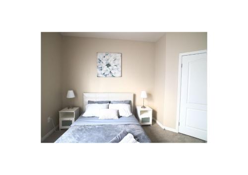 Private Bedroom and Bathroom in Shared 2 Bedroom Apartment in Venice - Pool - Hot Tub & Gym photo 3