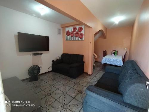ห้องส่วนกลางสำหรับนั่งเล่น/ดูทีวี, Casa para temporada até 9 pessoas, próximo Cabo Frio e São Pedro da Aldeia (Casa para temporada ate 9 pessoas, proximo Cabo Frio e Sao Pedro da Aldeia) in ปาร์เกเอสโตริล