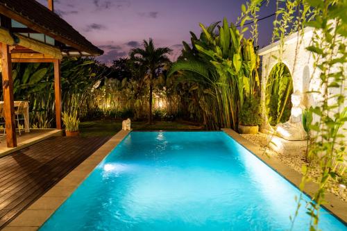 Villa Innerbloom stylish 2BR with large pool & garden