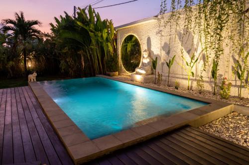 Villa Innerbloom stylish 2BR with large pool & garden