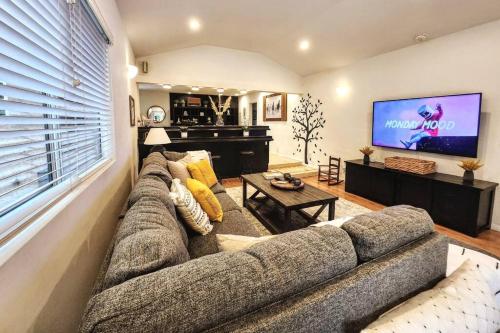 3 BR + Near Venice Beach + Redecorated + Nice Backyard with BBQ in Los Angeles, USA