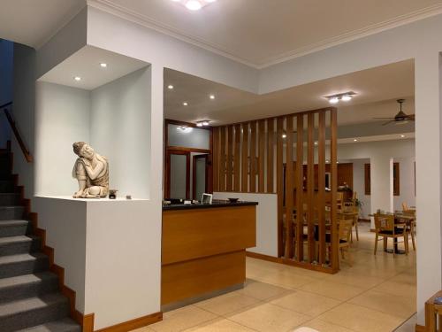 . De La Plaza Hotel