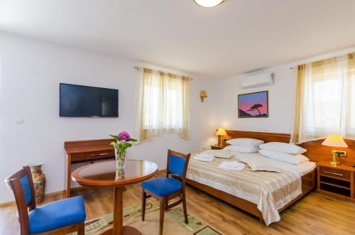 Studio Apartment with Terrace and City View