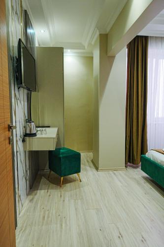 Standard Double Room image 10