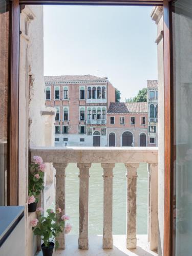Palace Canal View by Wonderful Italy, Benátky