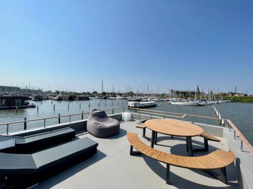 สภาพแวดล้อมโดยรอบ, Winter at Surla Houseboat "De Albatros" in Monnickendam in มอนนิกเคนแดม