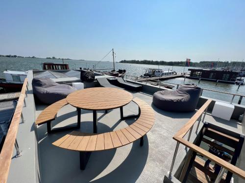 สภาพแวดล้อมโดยรอบ, Winter at Surla Houseboat "De Albatros" in Monnickendam in มอนนิกเคนแดม