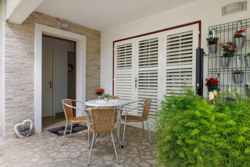 Studio with Garden View image 1