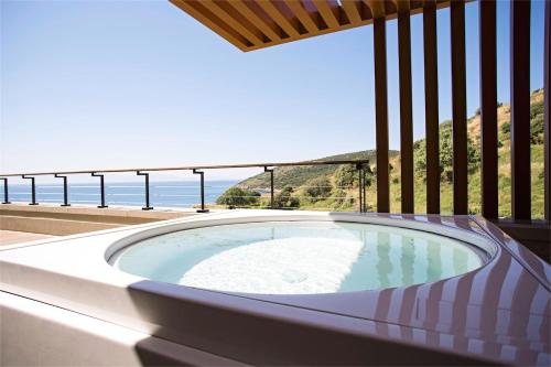 Deluxe Hot Tub Room, Guest room, 1 King, Sea view, Whirlpool